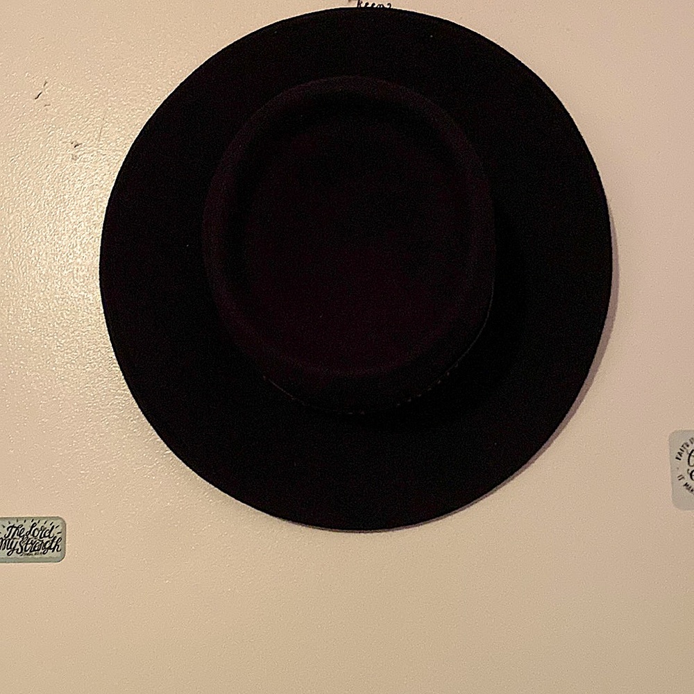 Used in good conditions. Black hat.